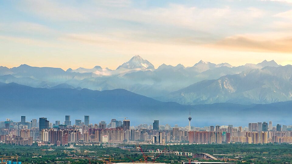 远山映衬下的成都城市风光