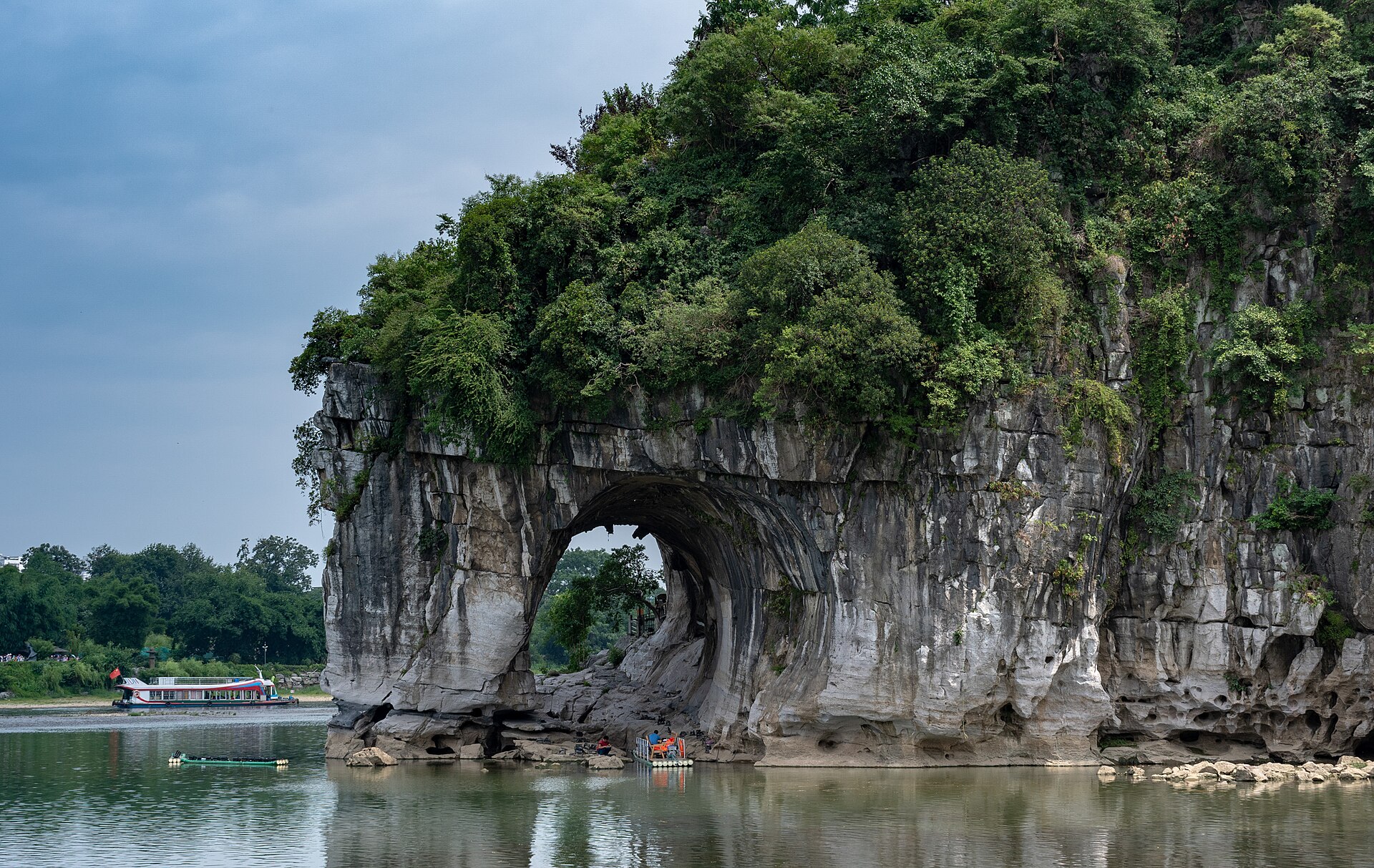 桂林江水与喀斯特山峰