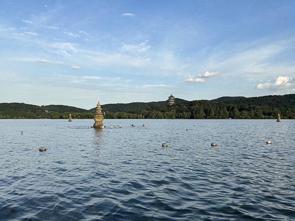 杭州西湖的悠闲湖畔风景
