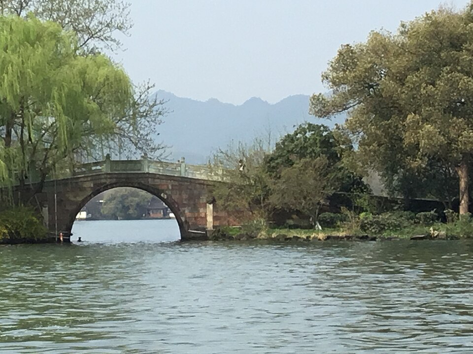杭州西湖边的山水与亭阁
