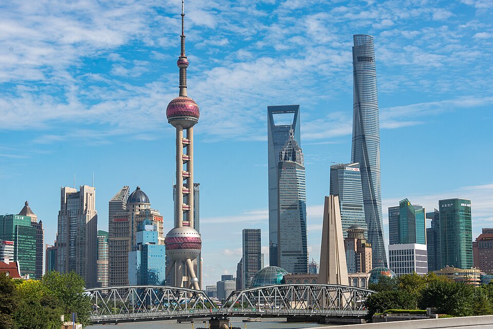 黄浦江畔的上海城市天际线