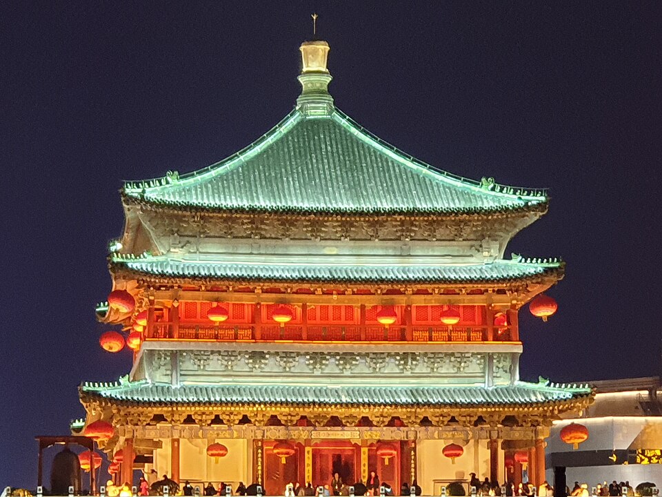 夜色中灯光亮起的西安钟楼